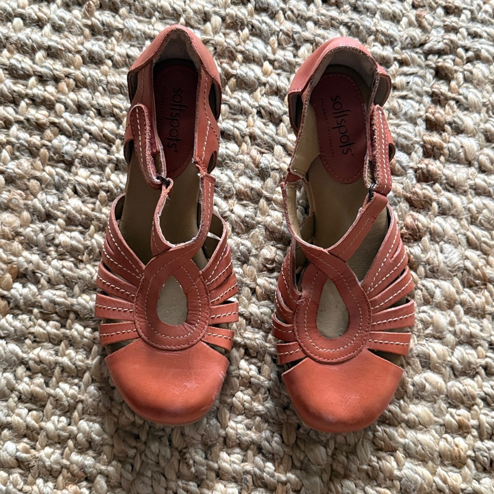 Softspots super cute sandals in warm tan EUC. Like new.